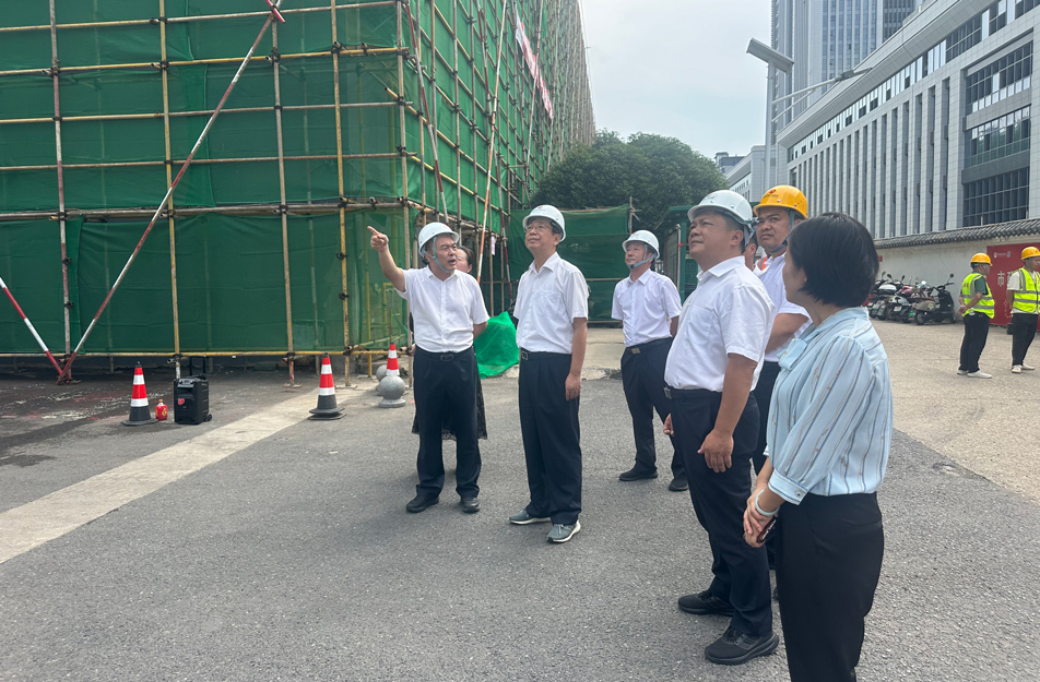南昌市人大常委會(huì)副主任、黨組成員王強(qiáng)一行到新建區(qū)老舊小區(qū)改造項(xiàng)目檢查調(diào)研